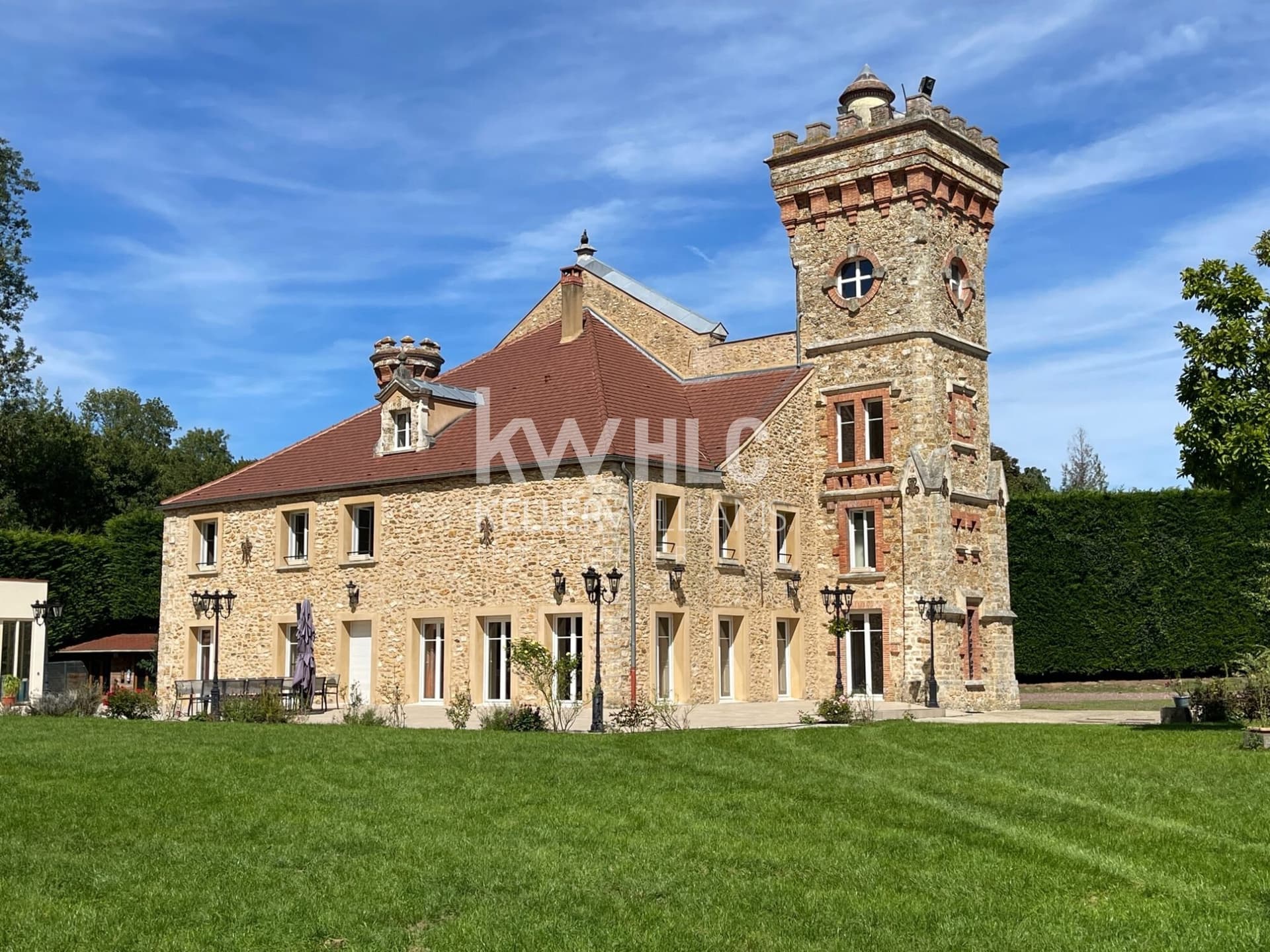 Château with 320 Sqm Living Space and 6 Rooms in a 17 Hectare Park