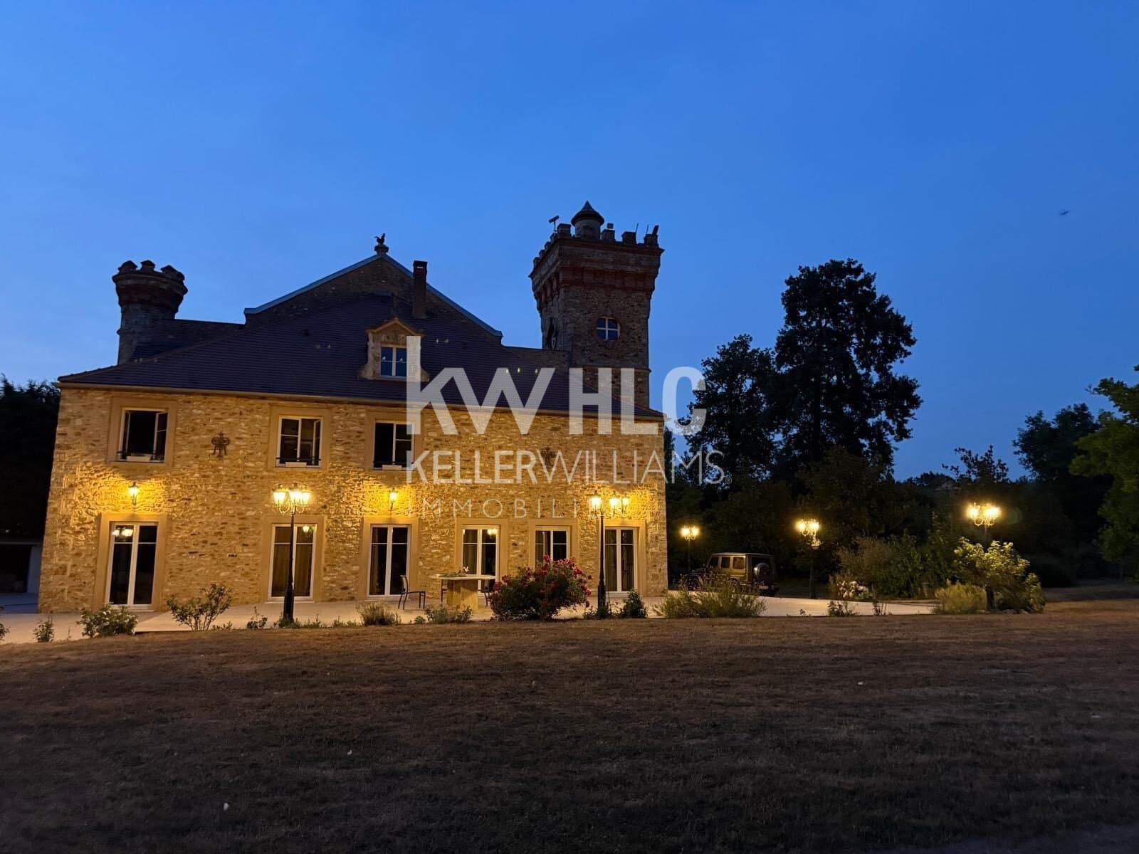 Château with 320 Sqm Living Space and 6 Rooms in a 17 Hectare Park 2