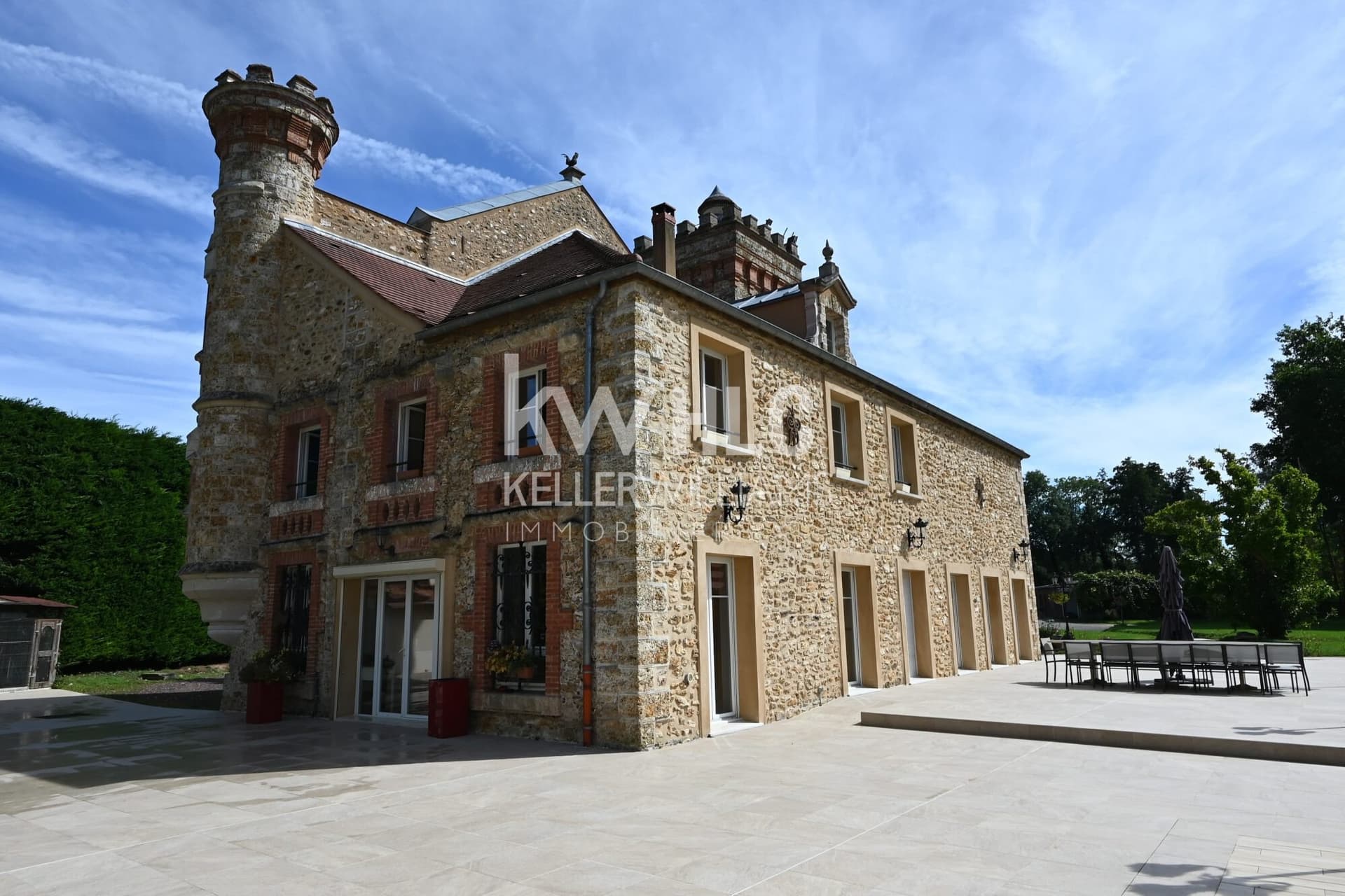 Château with 320 Sqm Living Space and 6 Rooms in a 17 Hectare Park 3