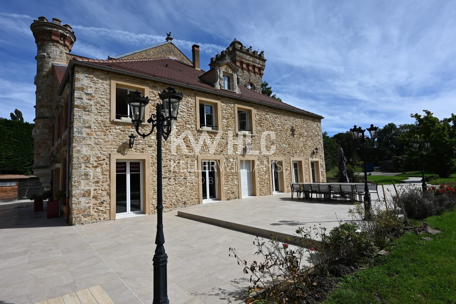 Château with 320 Sqm Living Space and 6 Rooms in a 17 Hectare Park 4