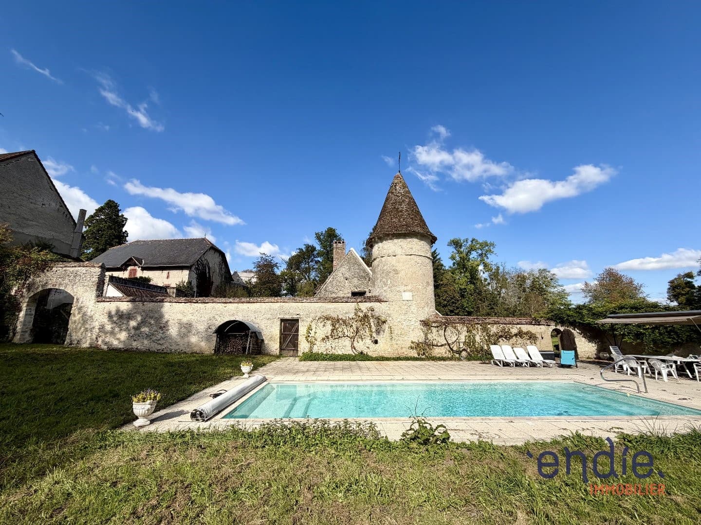 Historic Castle With Swimming Pool And Terrace 2