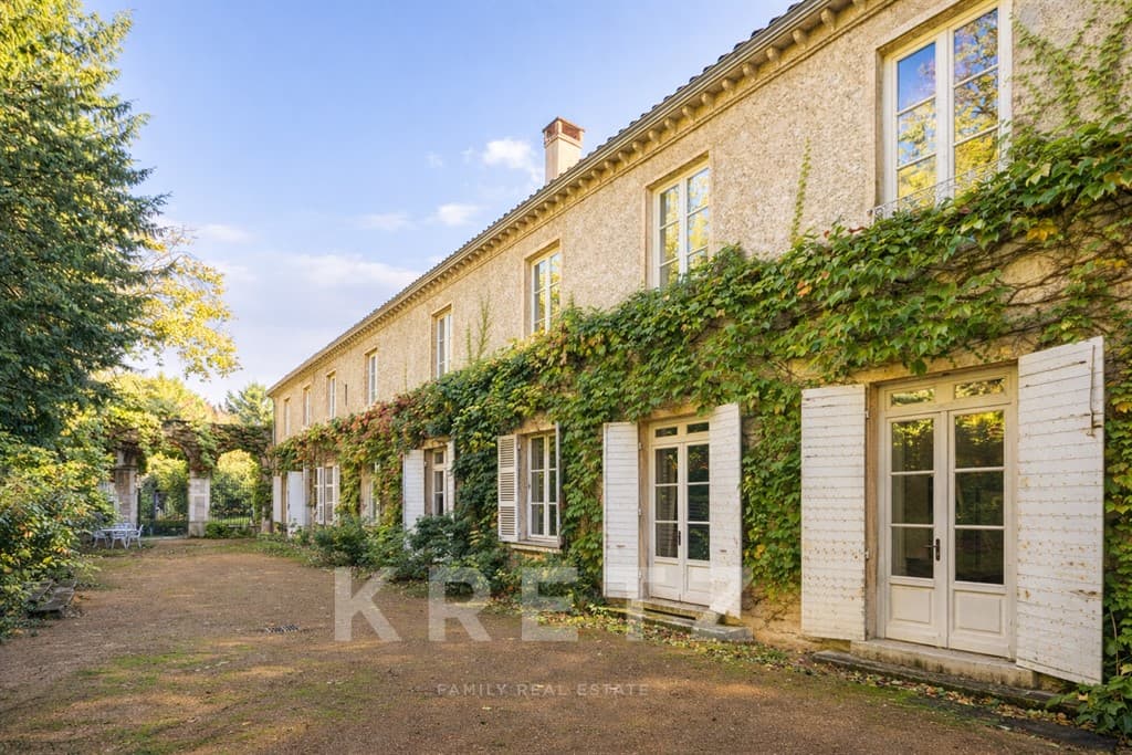 Restored 18th Century Château With Indoor Pool And Guest House 2