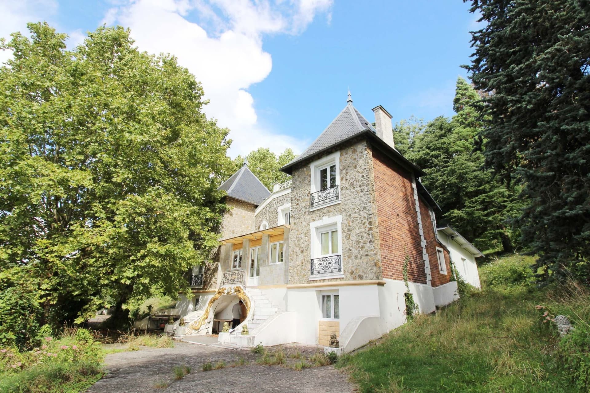 Elegant Château with Panoramic Views and Spacious Grounds 2