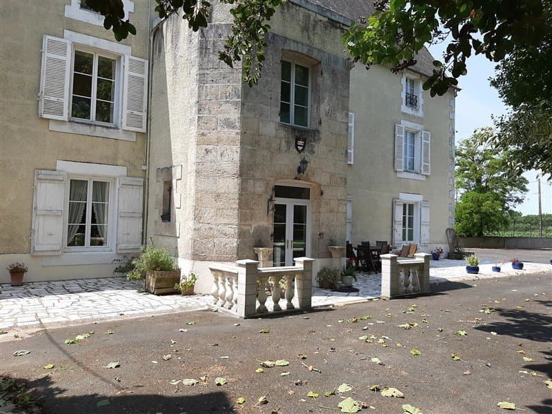 Historic 15th Century Château With Hospitality Business And Stables