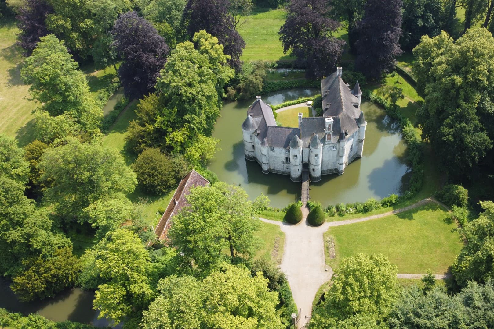 Historic Castle With 14 Bedrooms And Outdoor Spaces 5