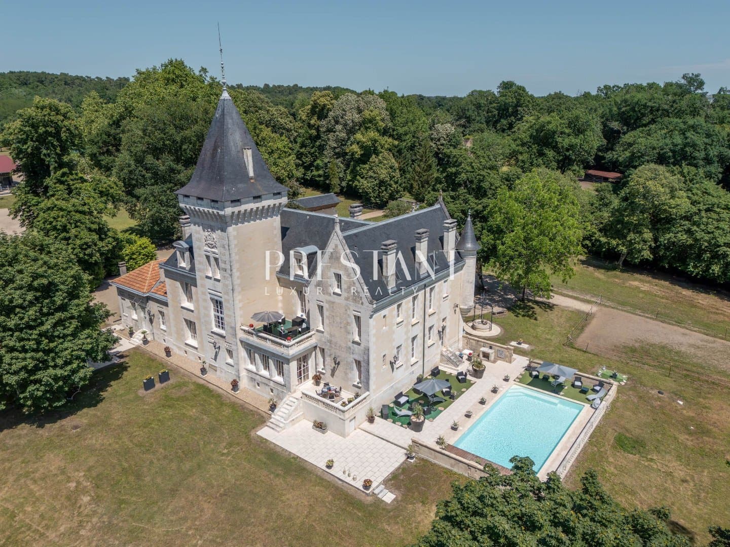 Exceptional Equestrian Estate With Renovated Château And Professional Facilities 4