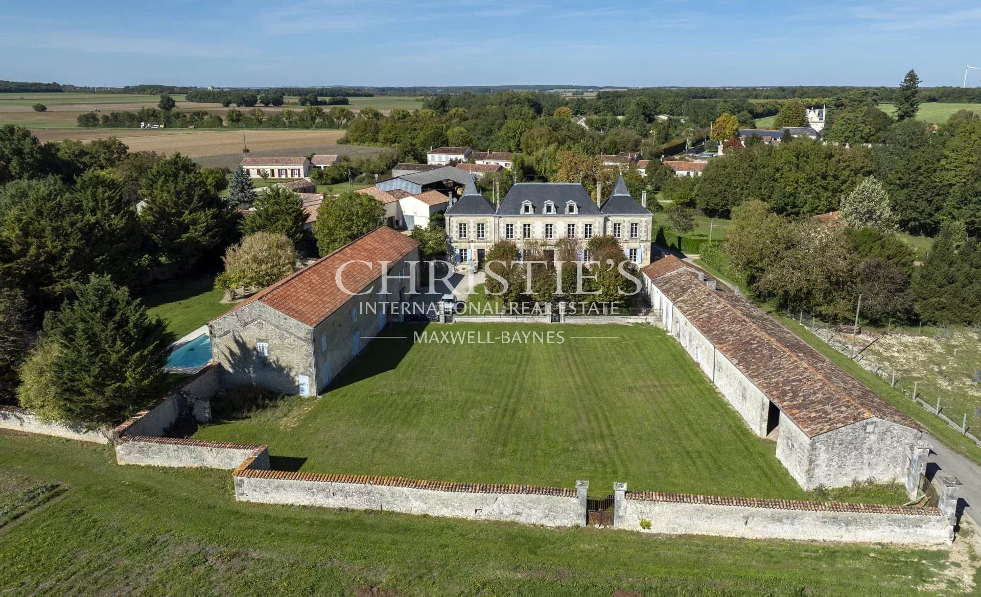 Renovated 19th Century Château With Separate Apartment And Swimming Pool 3