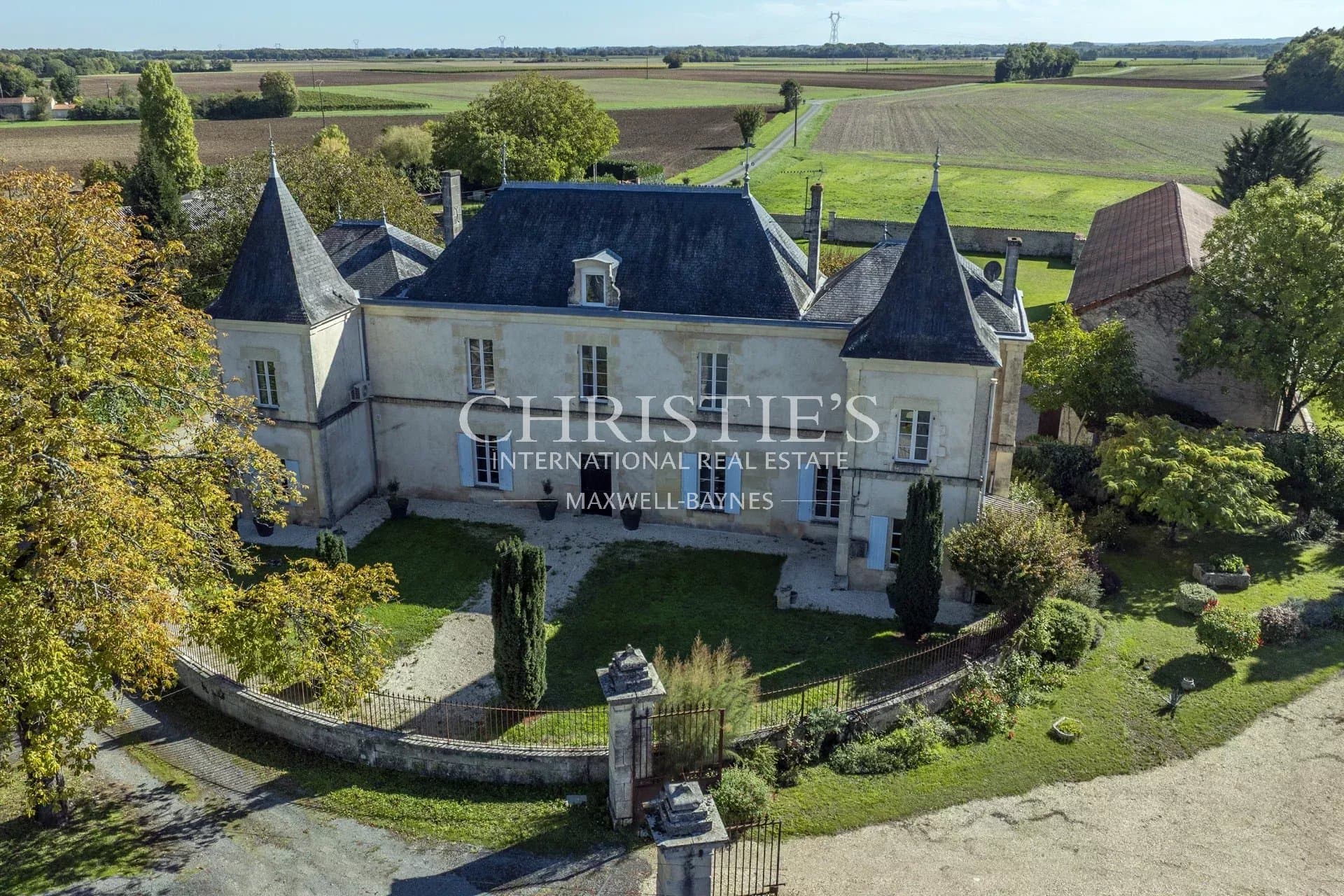 Renovated 19th Century Château With Separate Apartment And Swimming Pool 5