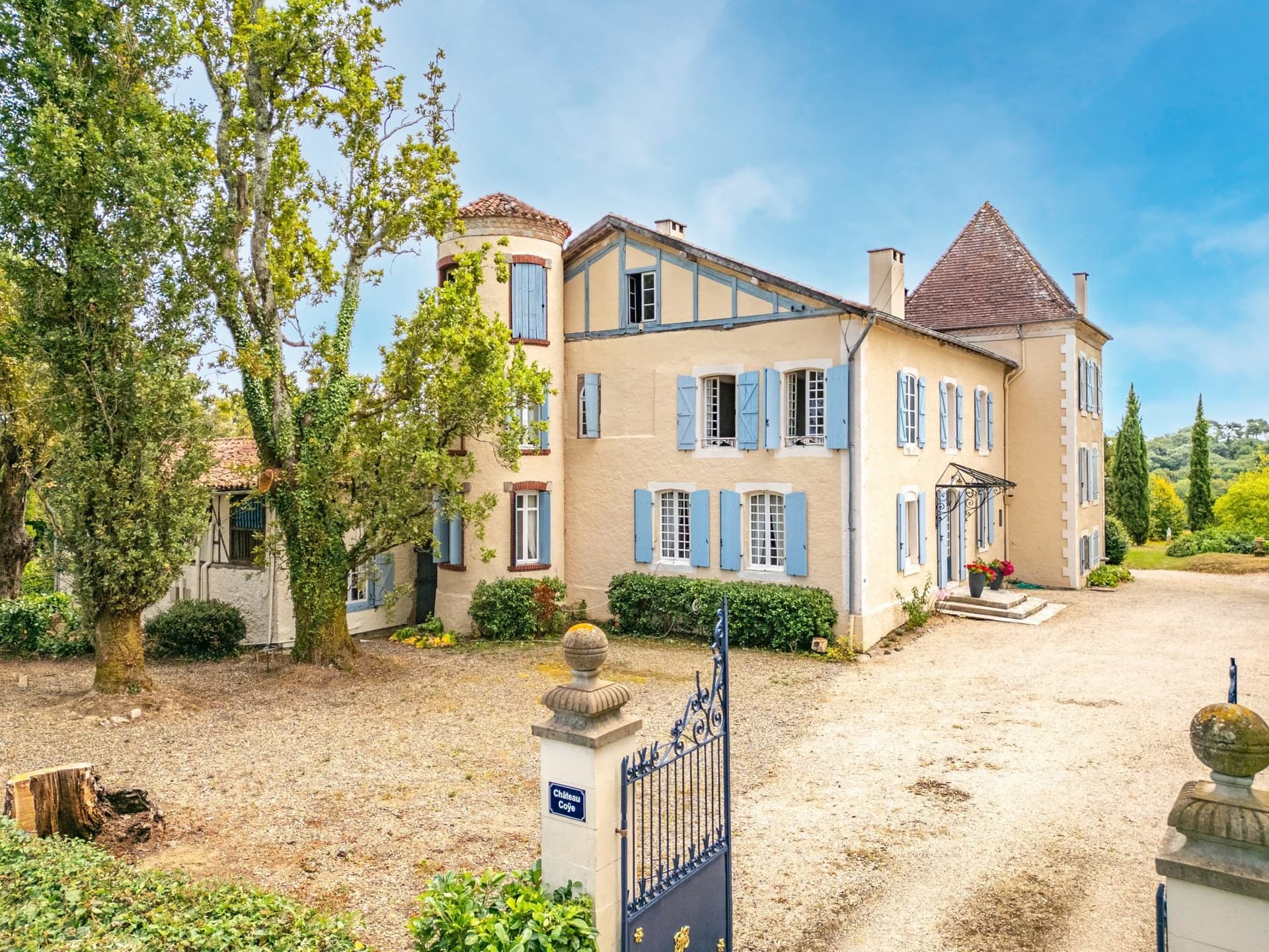 Authentic 17th Century Château With Extensive Grounds And Modern Comforts — Château for sale in France
