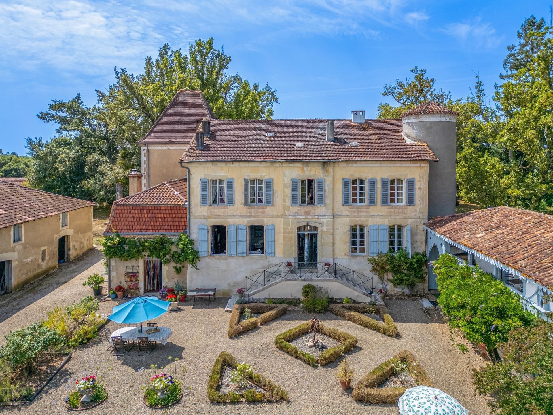 Authentic 17th Century Château With Extensive Grounds And Modern Comforts 2
