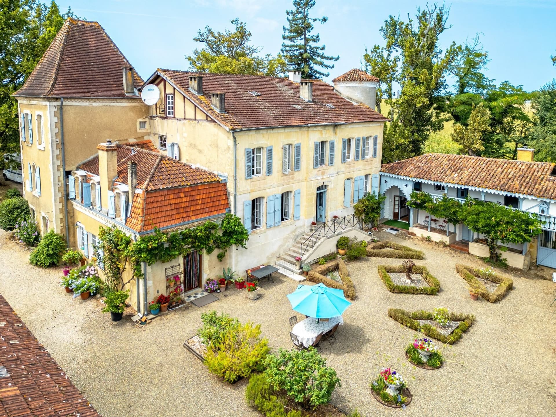Authentic 17th Century Château With Extensive Grounds And Modern Comforts 3