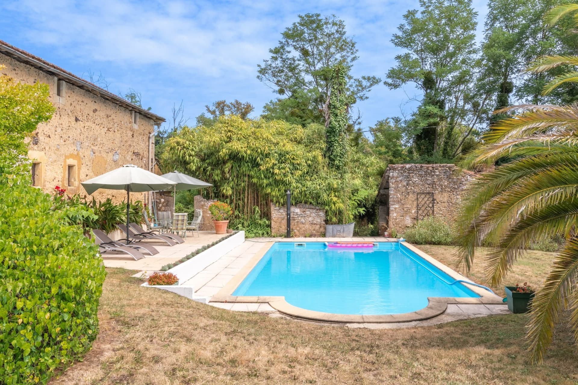 Authentic 17th Century Château With Extensive Grounds And Modern Comforts 4