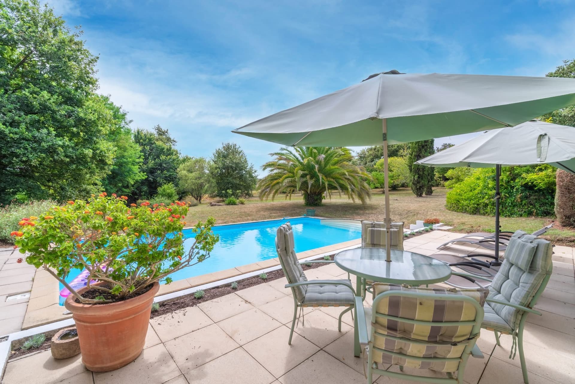 Authentic 17th Century Château With Extensive Grounds And Modern Comforts 4
