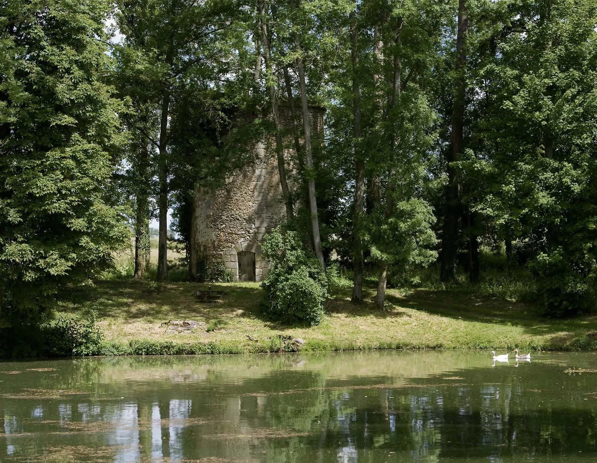 Magnificent Château With English-style Park And Extensive Grounds 5