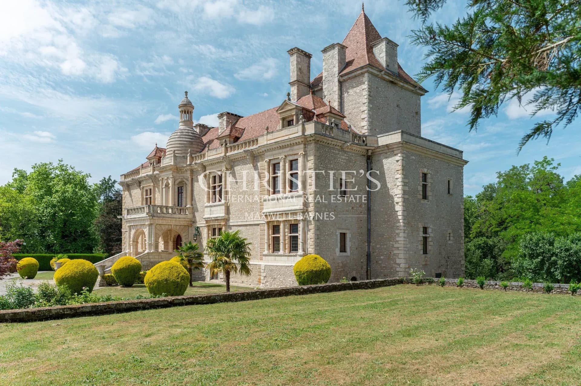 Magnificent Renaissance Château With 9 Bedrooms Near Angoulême — Château for sale in Nouvelle-Aquitaine, France