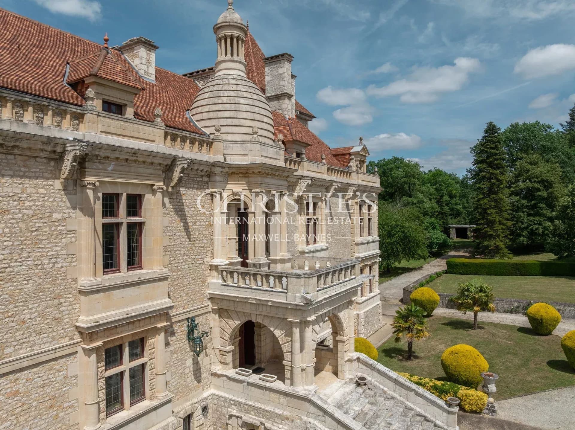 Magnificent Renaissance Château With 9 Bedrooms Near Angoulême 3