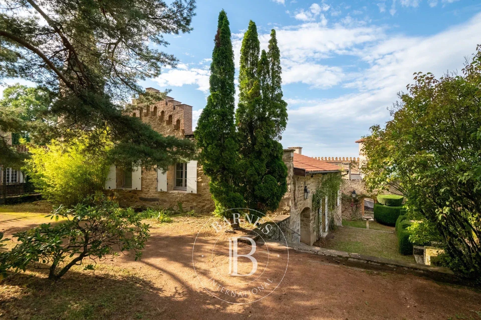 Château With 5 Bedrooms, Gîtes, Barn, Swimming Pool And Panoramic Views — Château for sale in France