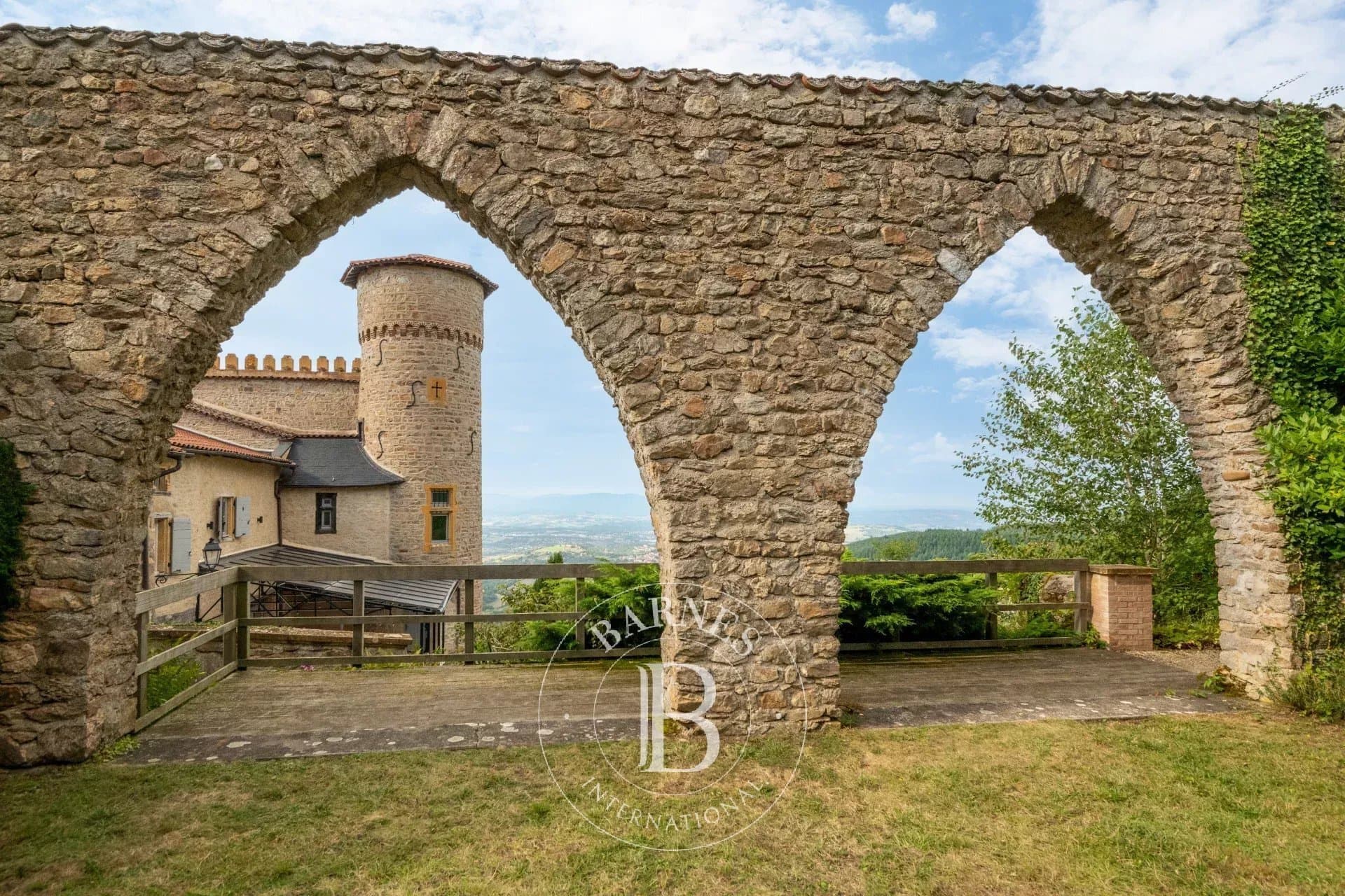 Château With 5 Bedrooms, Gîtes, Barn, Swimming Pool And Panoramic Views 3
