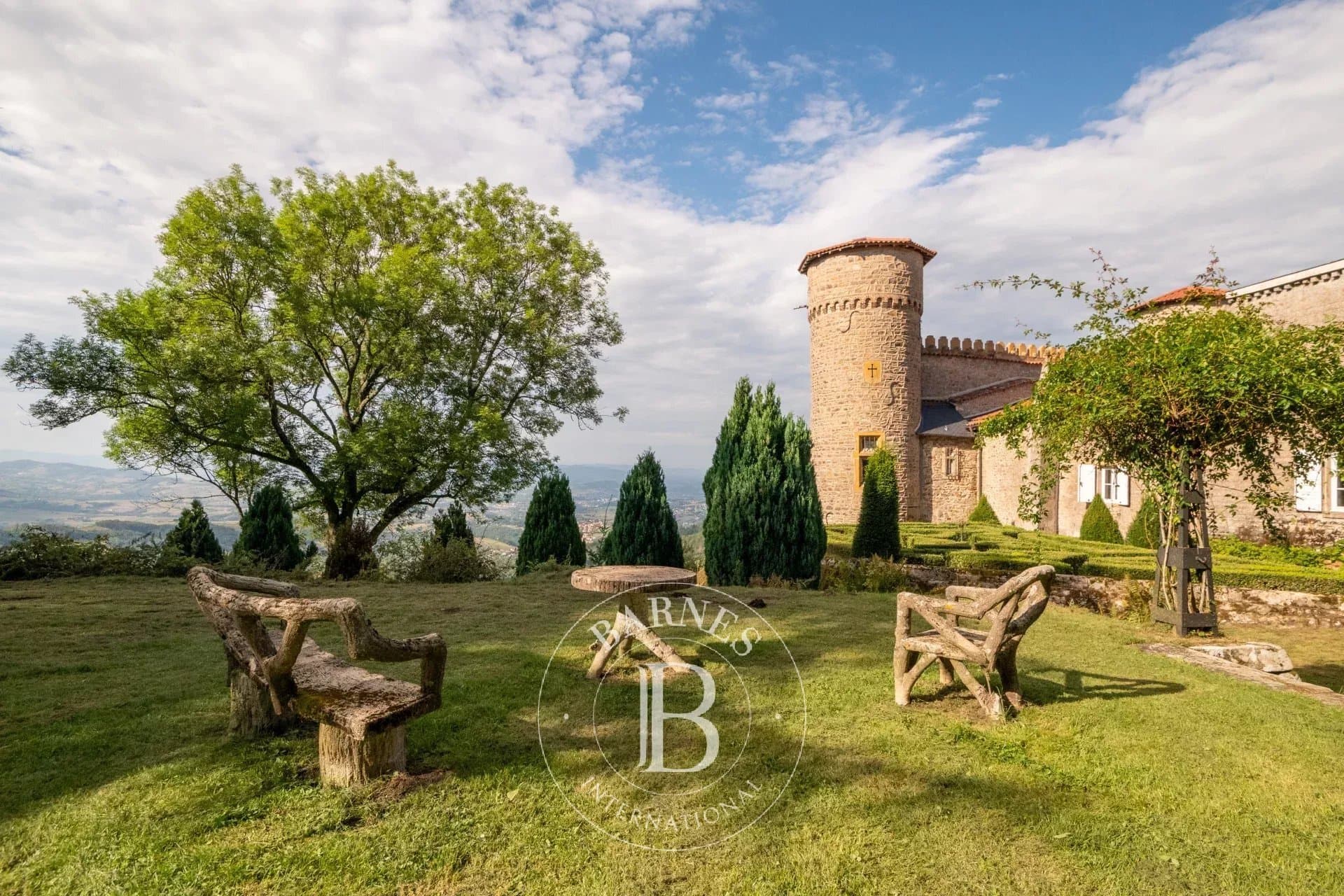 Château With 5 Bedrooms, Gîtes, Barn, Swimming Pool And Panoramic Views 4