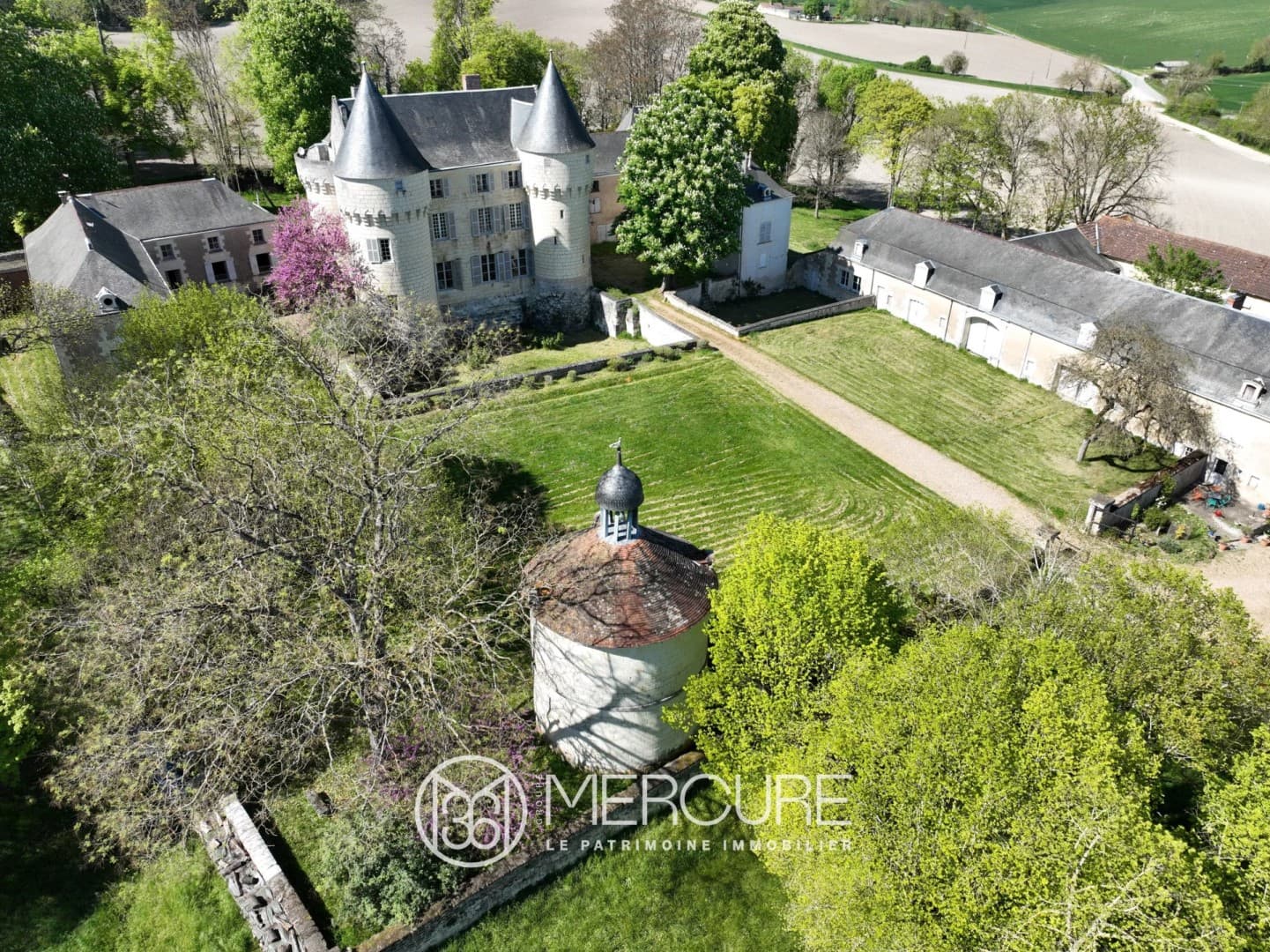 Historic 15th Century Château With Extensive Grounds And Multiple Dwellings 4