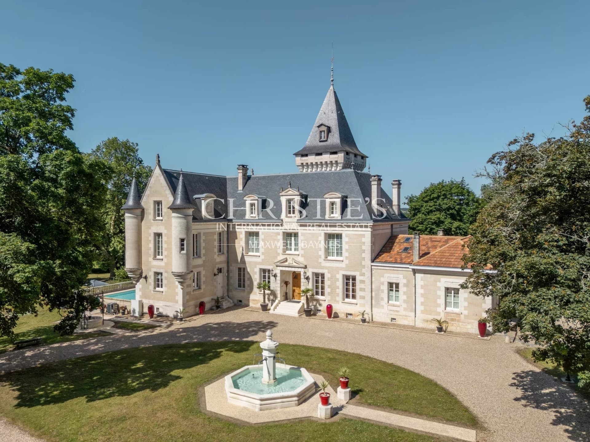 Stunning Château With Professional Equestrian Facilities And Guest House — Château for sale in Charente, France