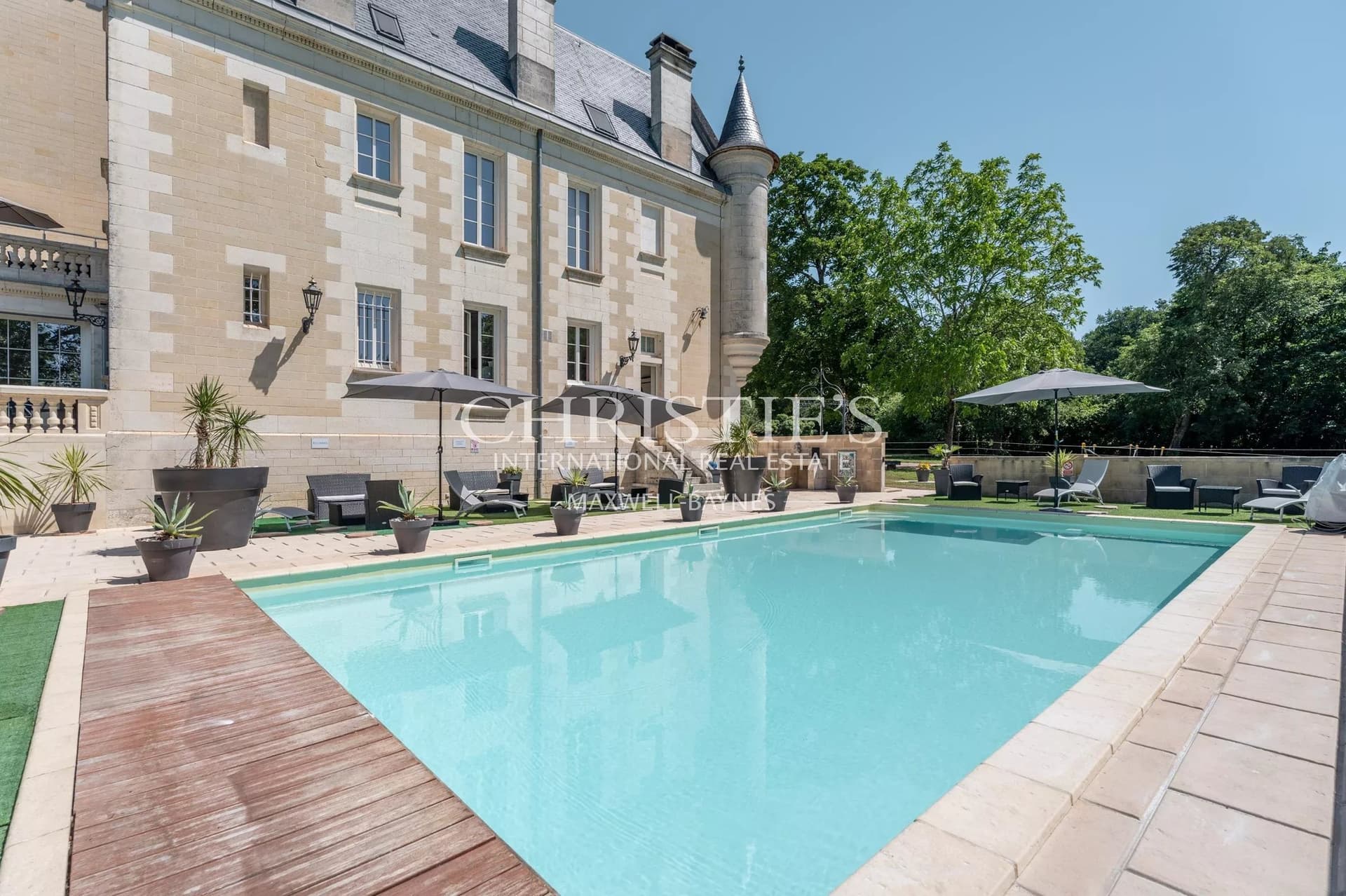 Stunning Château With Professional Equestrian Facilities And Guest House 4