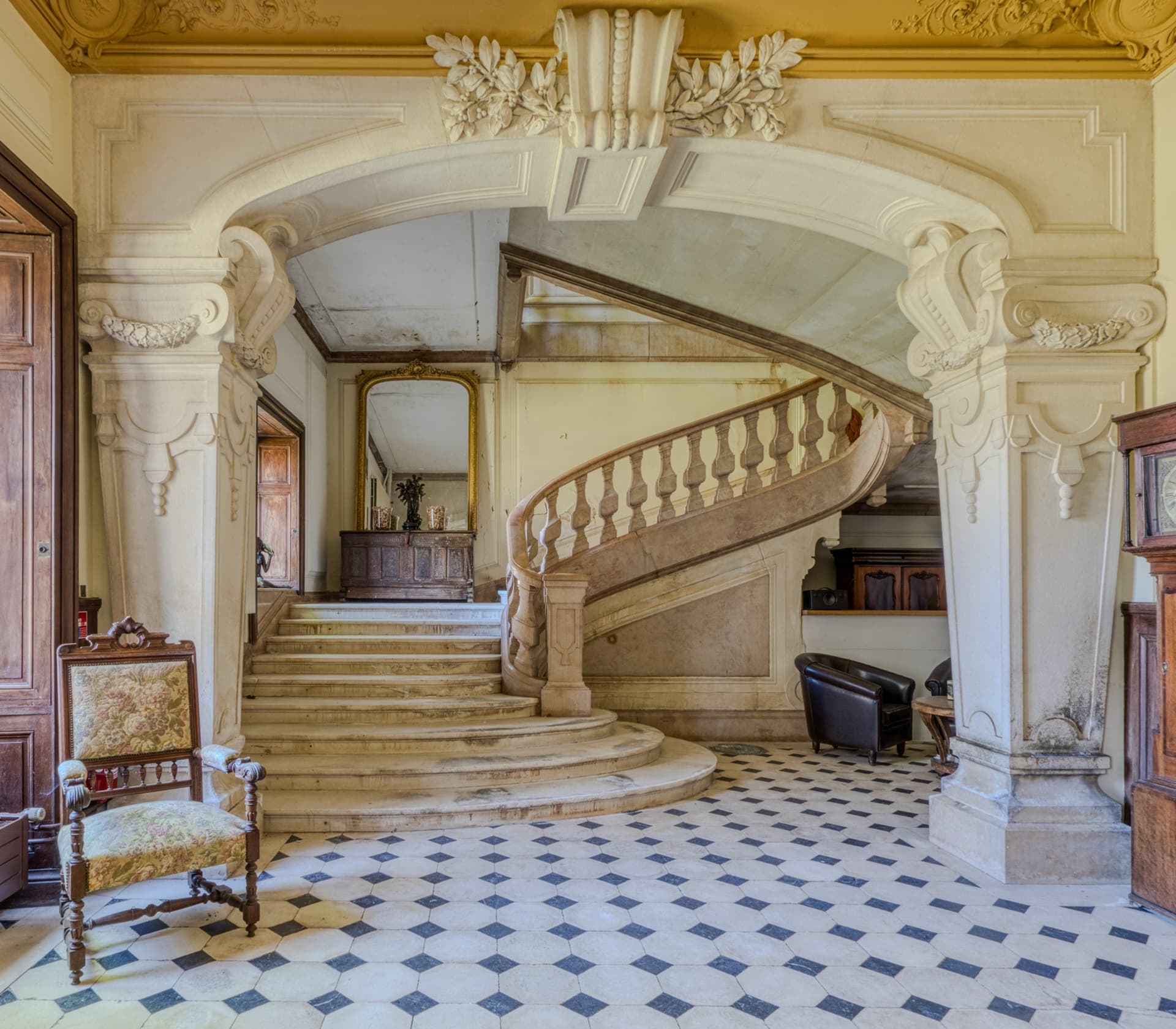 Elegant 19th Century Château with 17 Bedrooms and Vast Terraces 5