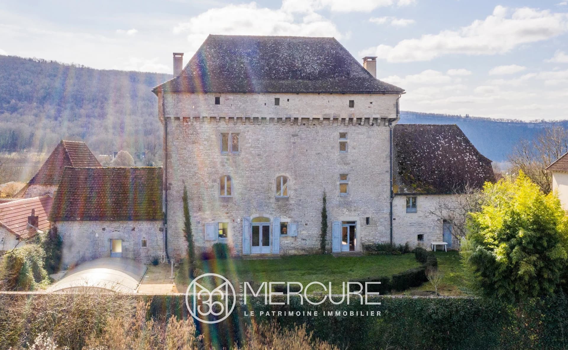 Elegant Château With 5 Bedrooms And Outdoor Swimming Pool — Château for sale in France
