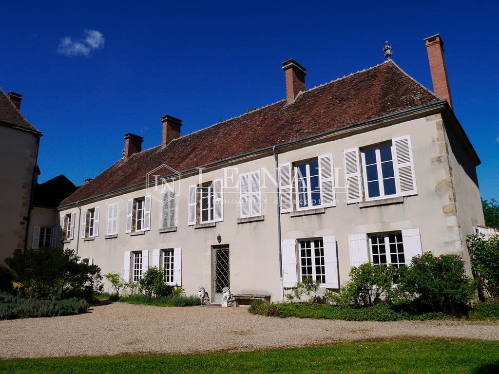 Historic Château with Moat and Outbuildings in the Berry Region — Château for sale in Berry, France