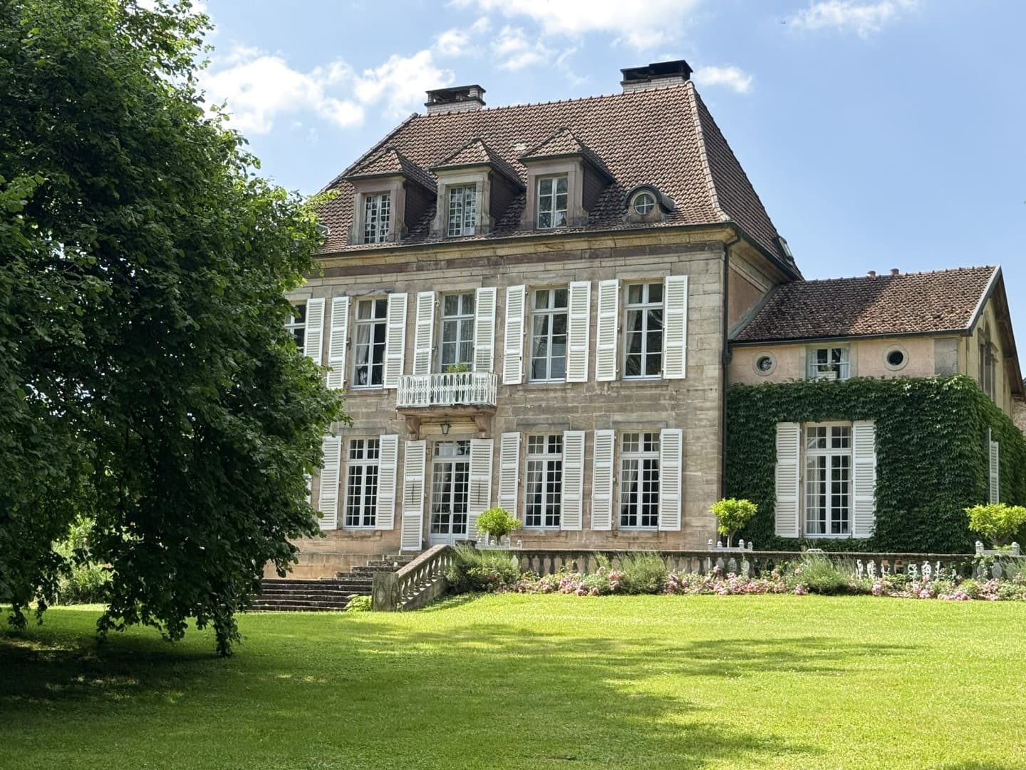 Exceptional 18th Century Castle with Swimming Pool and Dovecote