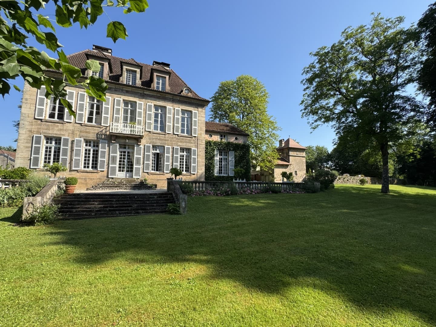 Exceptional 18th Century Castle with Swimming Pool and Dovecote 2