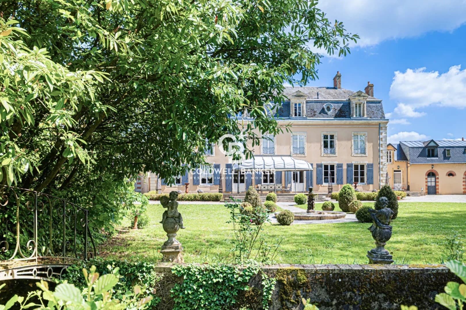 Castles for sale in Gare-Sud