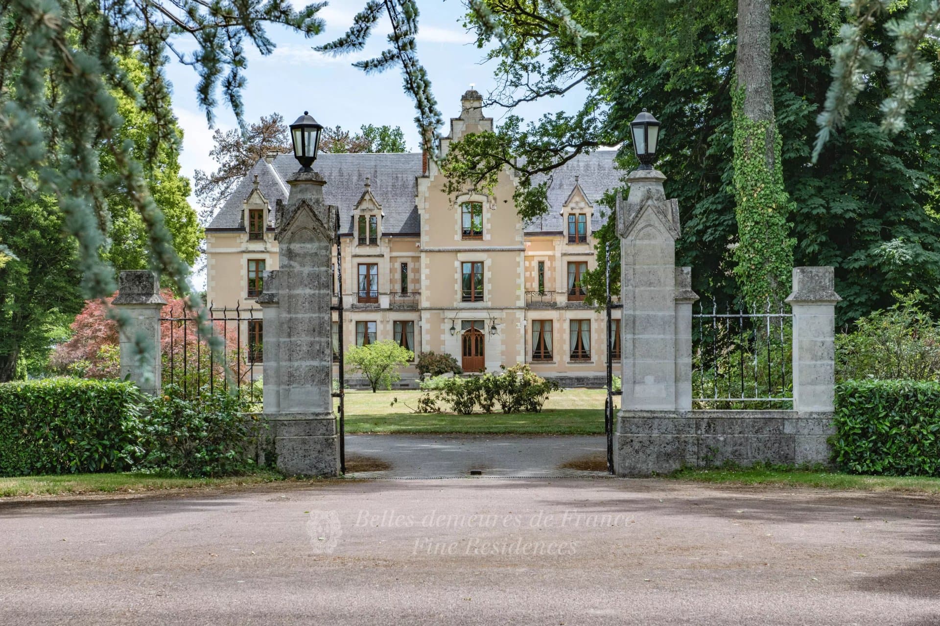 Château with Equestrian Facilities and Independent Accommodations — Château for sale