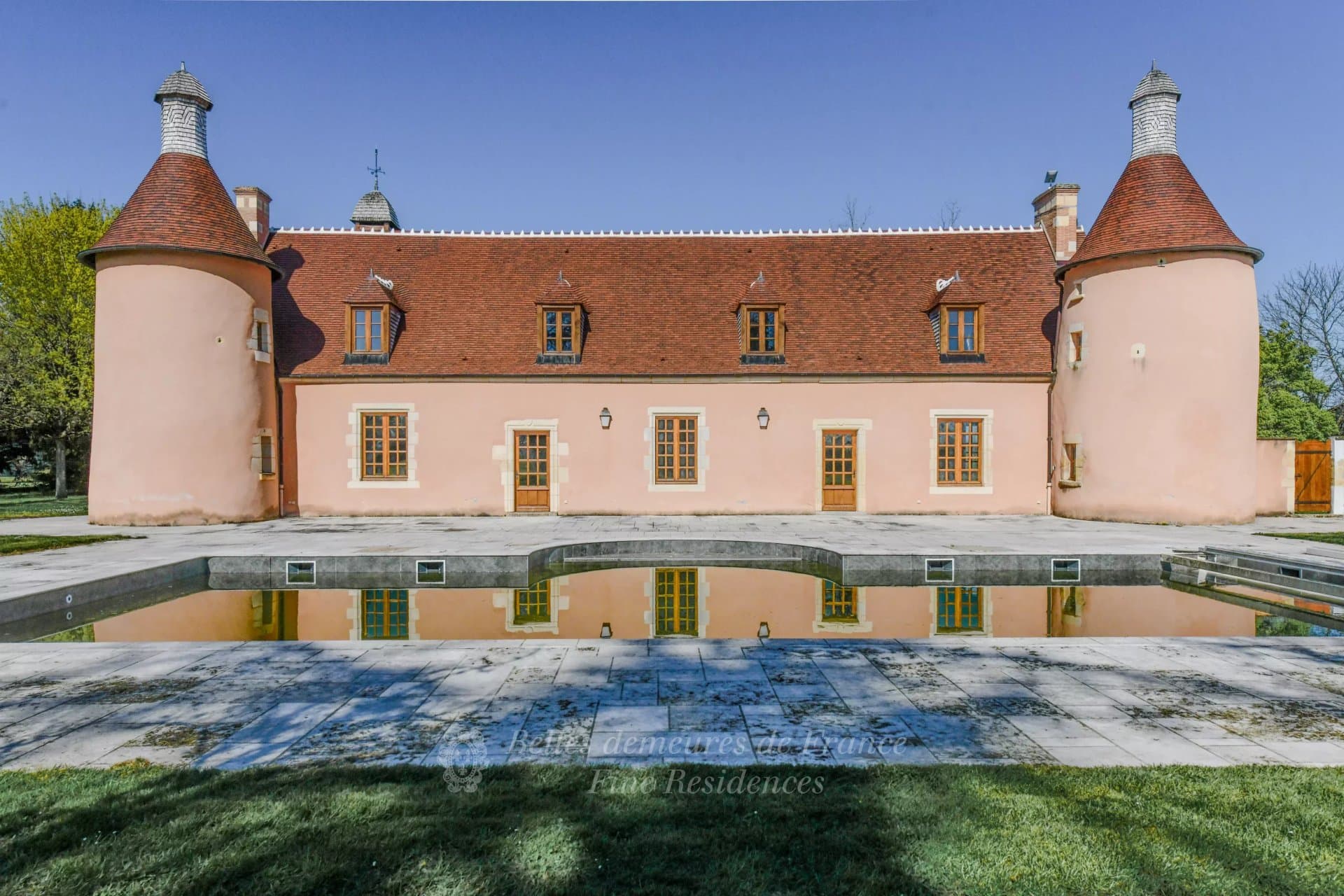 Château with Equestrian Facilities and Independent Accommodations 3