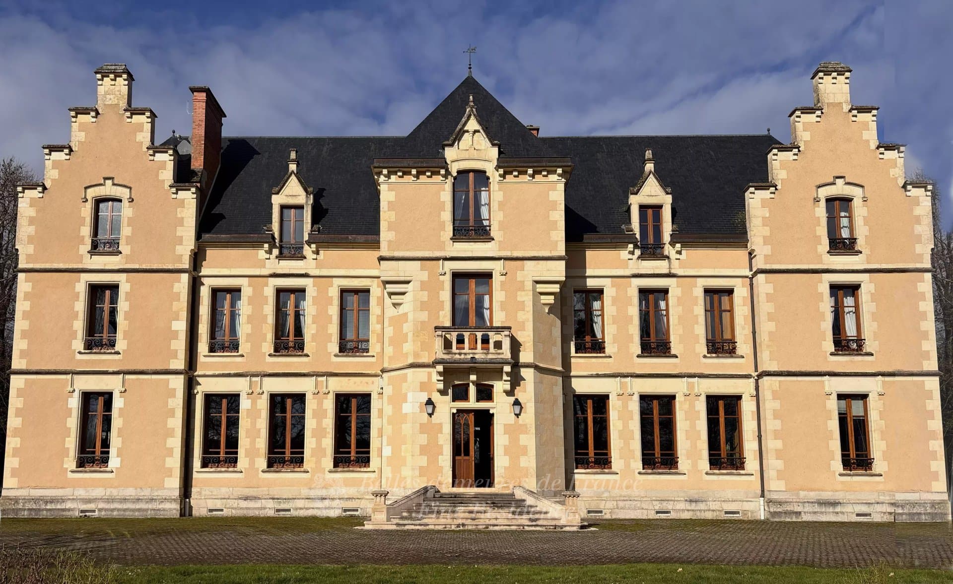 Château with Equestrian Facilities and Independent Accommodations 4