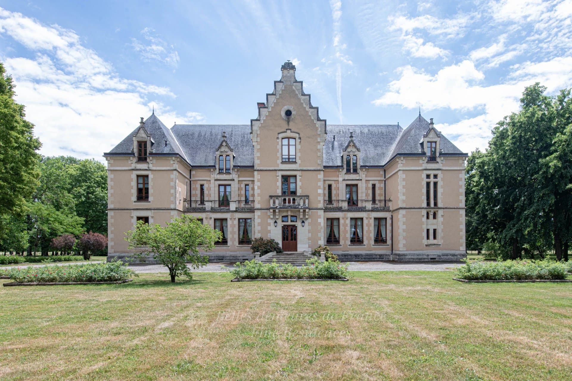 Château with Equestrian Facilities and Independent Accommodations 5
