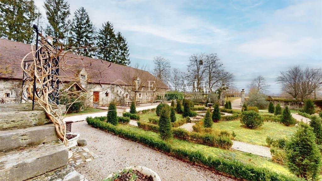 17th Century Château With Event Space And 5.49 Acres In Bourbonnais 5