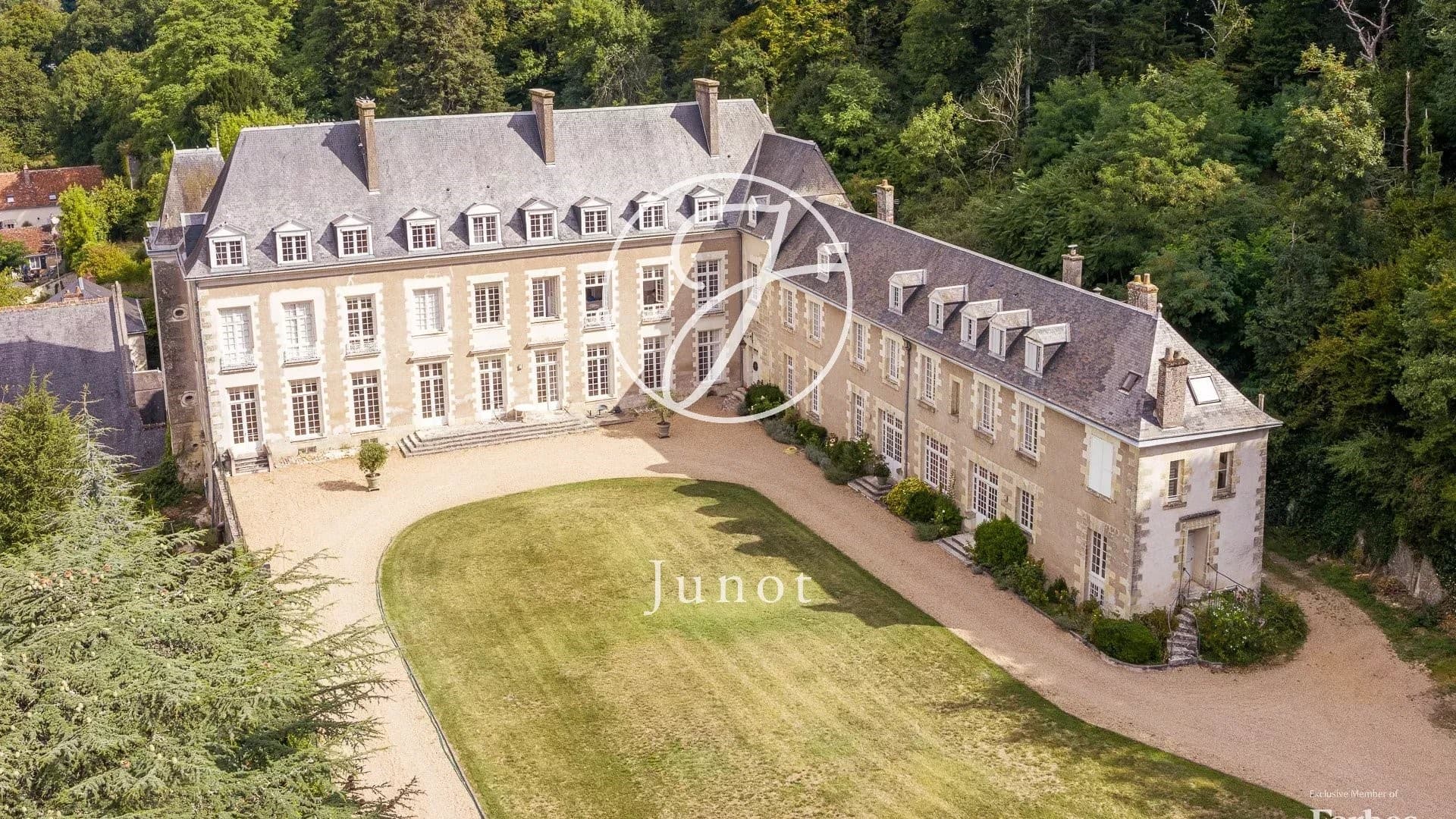 Magnificent 17th Century Château Overlooking Touraine Village 5