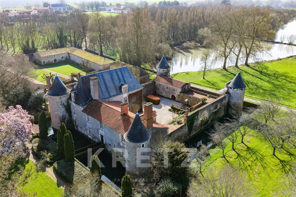 Historic Château with 9 Bedrooms and 45 Hectares of Parkland 3