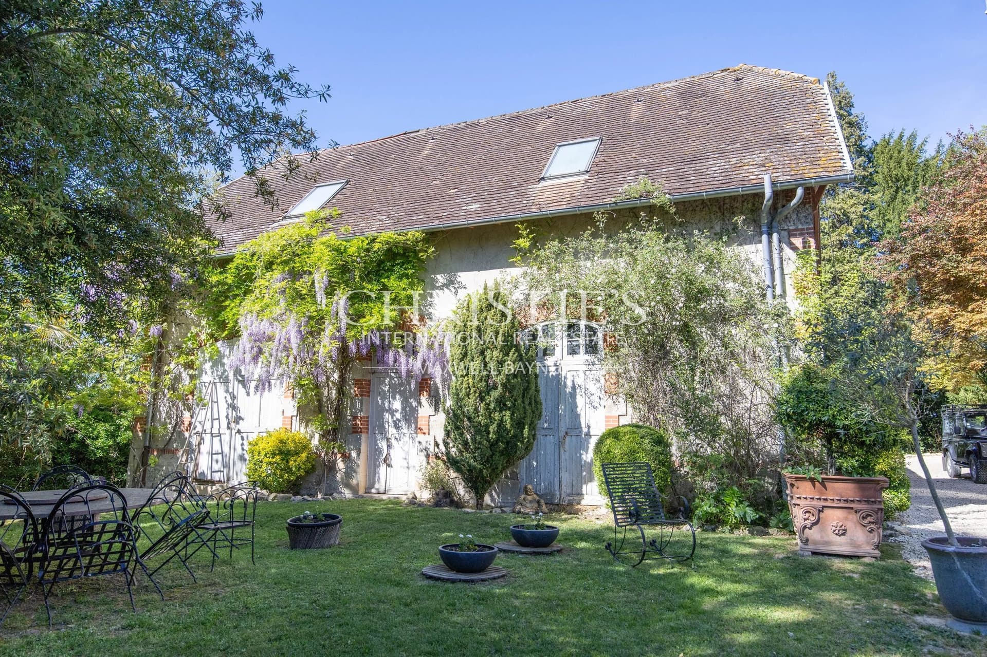 Historic Château Estate With Equestrian Facilities And Scenic Views 5