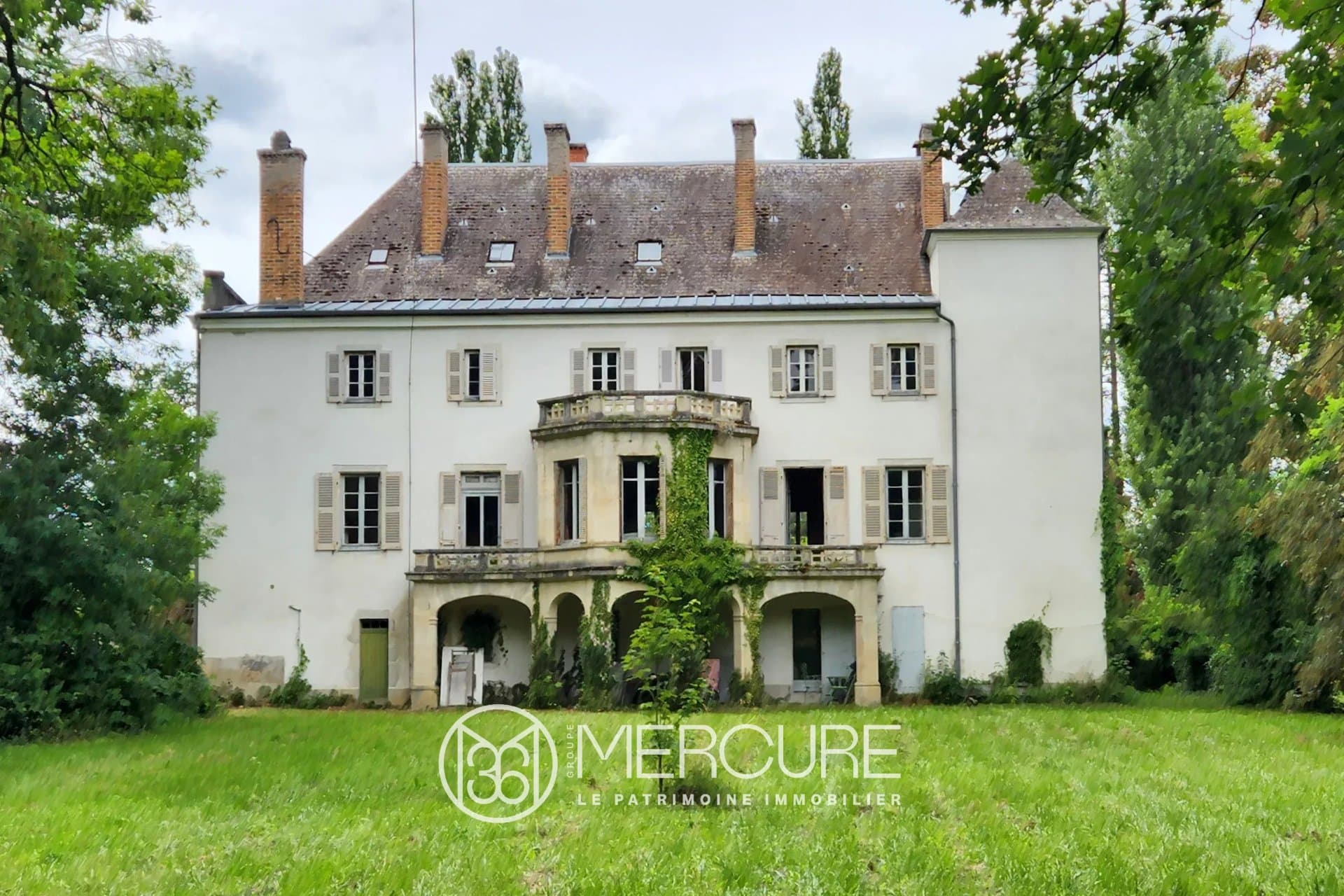18th Century Manor House With Extensive Grounds — Manor House for sale in France