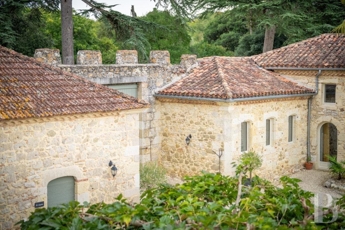 15th Century Château With Swimming Pool And Expansive Grounds 2