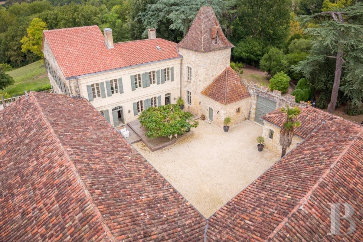 15th Century Château With Swimming Pool And Expansive Grounds 4