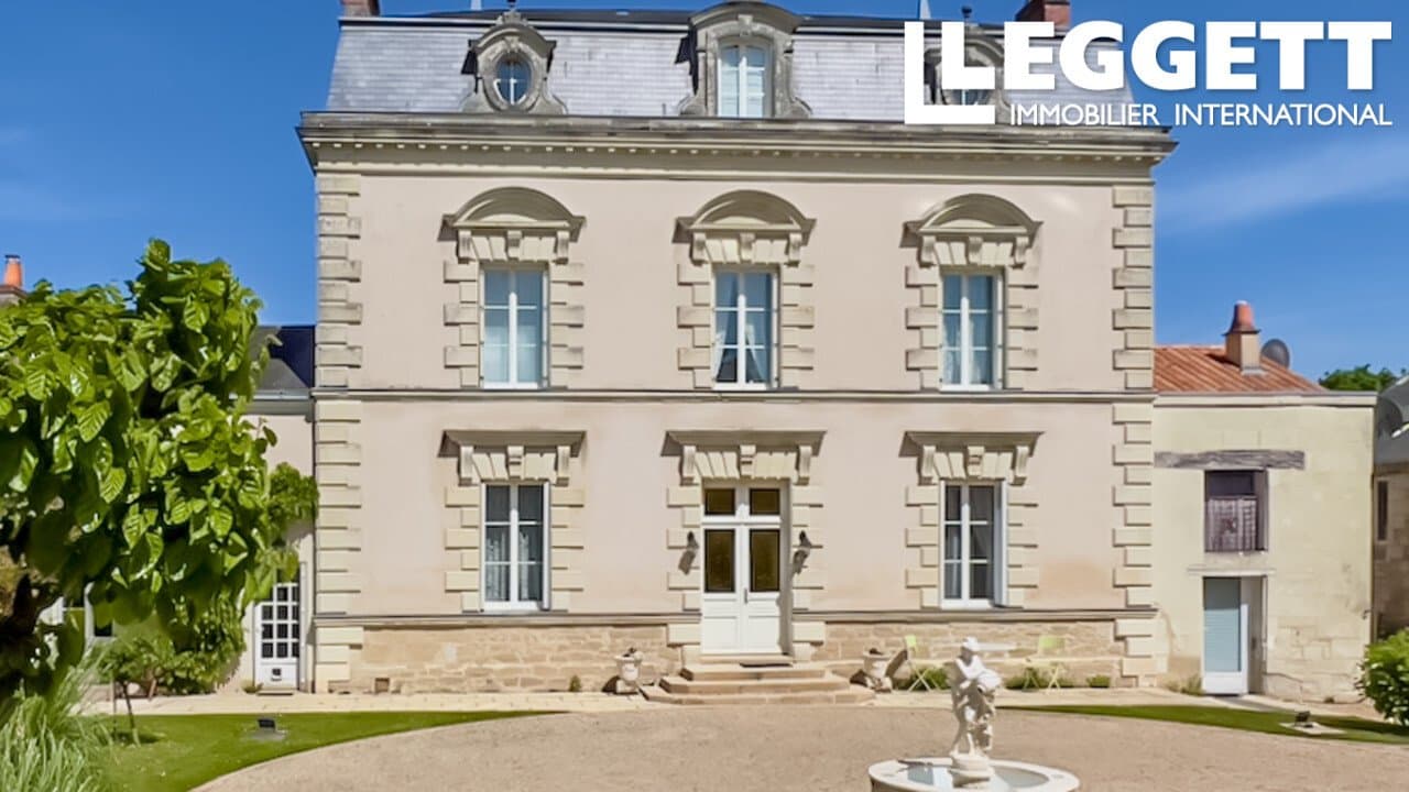 Elegant Manor Estate With Five Guest Cottages And Heated Pool — in France