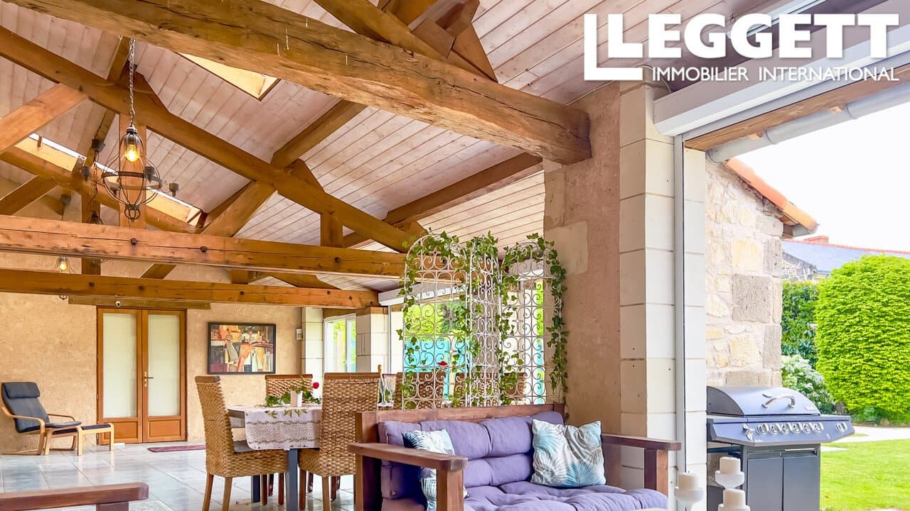 Elegant Manor Estate With Five Guest Cottages And Heated Pool 4