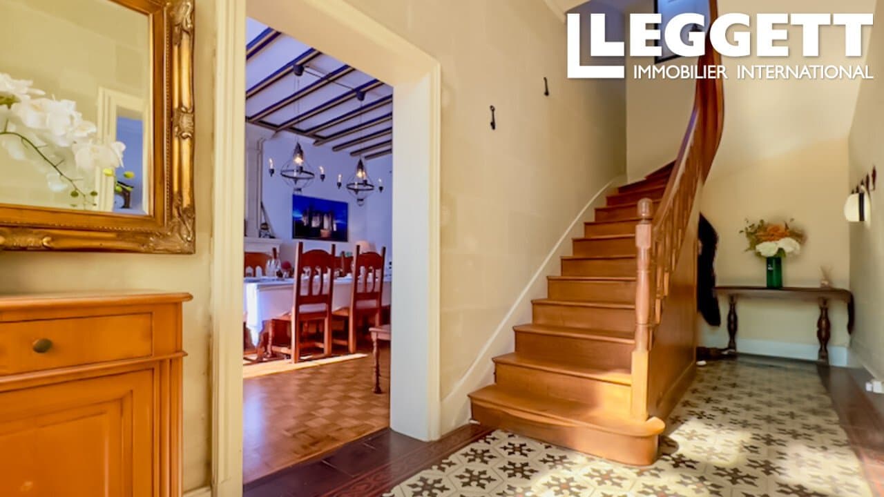 Elegant Manor Estate With Five Guest Cottages And Heated Pool 5
