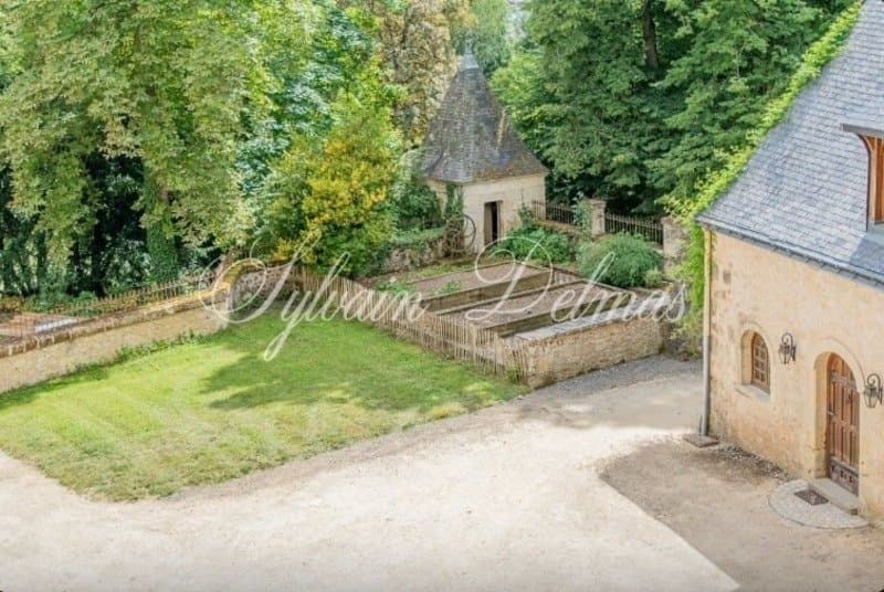 Fully Restored 15th Century Château With 7 Bedrooms And Swimming Pool 5