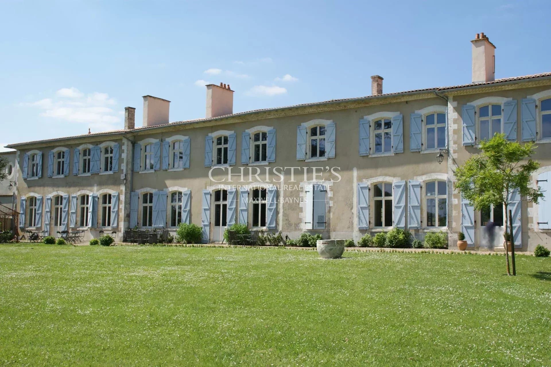 Elegant 18th Century Château with Extensive Grounds Near Royan 4