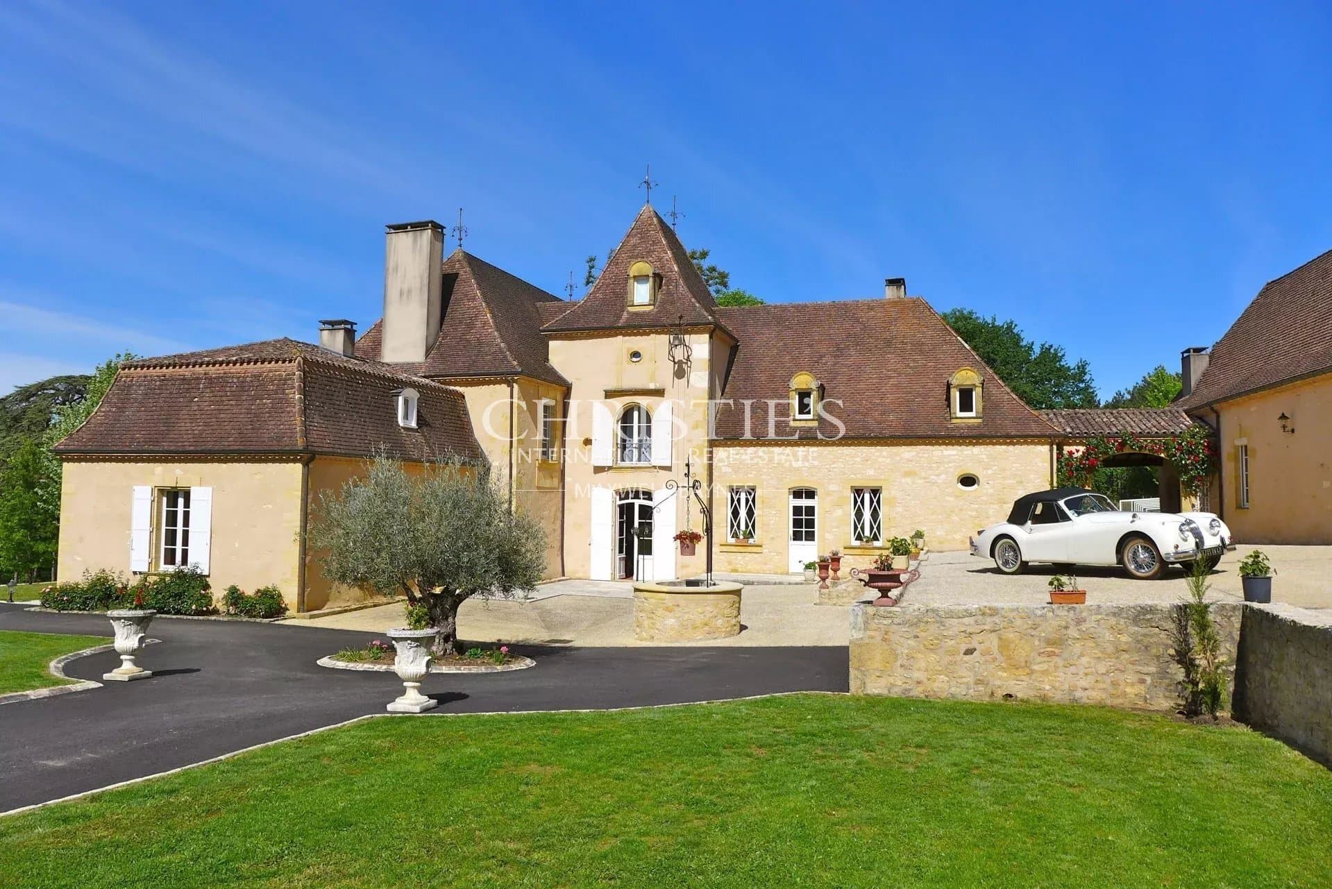 Elegant 17th Century Manoir With Private Lake And Equestrian Facilities
