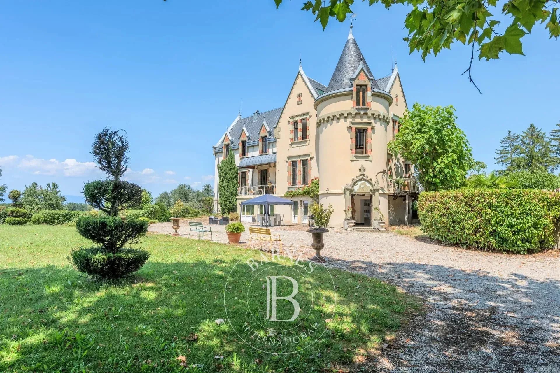 Château with 12 Hectares Park and 6 Bedrooms